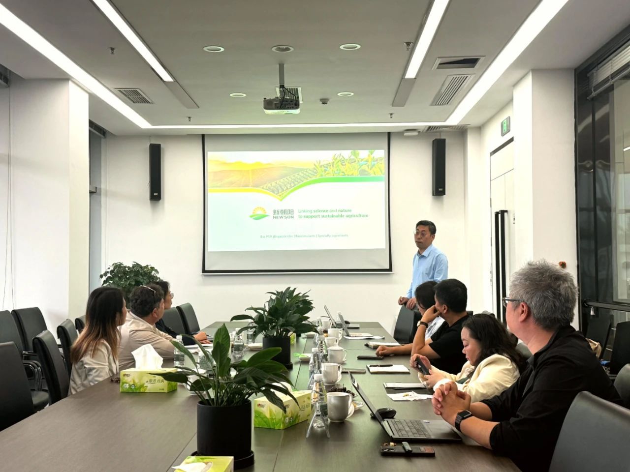 以色列駐成都總領事代表團一行蒞臨新朝陽參觀交流，共探中以農業科技協同發展之路